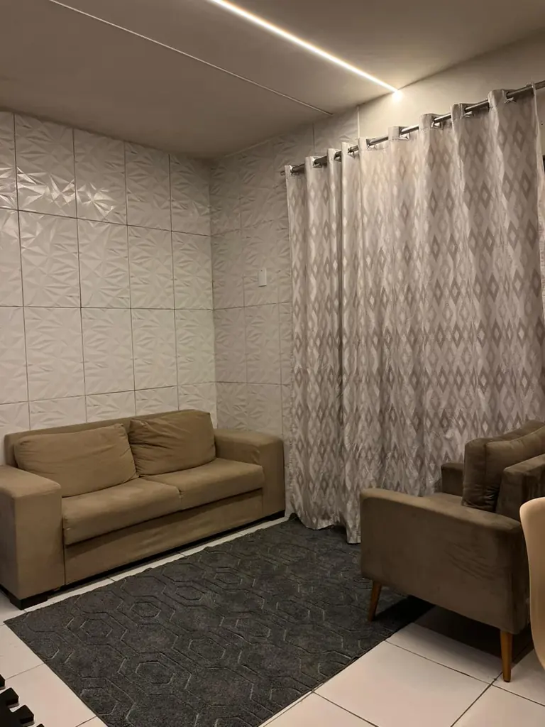 Sala de atendimento da Reconectar com sofá, poltronas e iluminação suave
