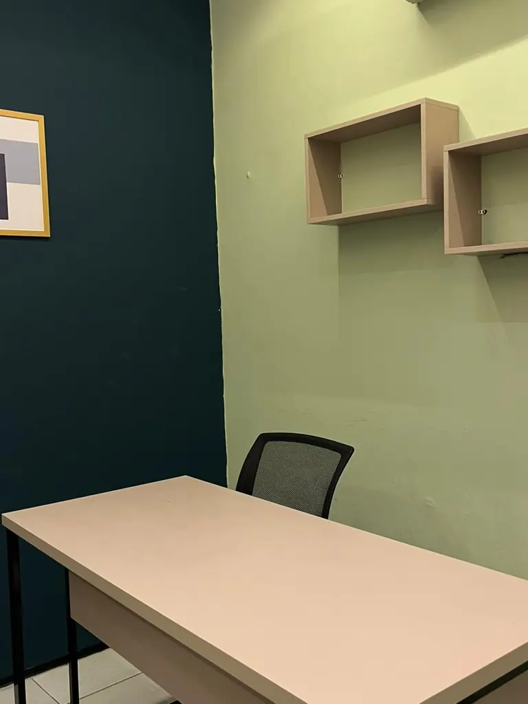 Sala usada para avaliação neuropsicológica na Reconectar, com mesa ampla e iluminação suave